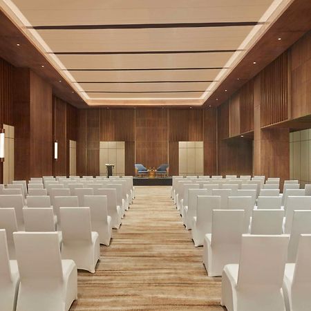 Hilton Gurugram Baani City Centre Гургаон Экстерьер фото