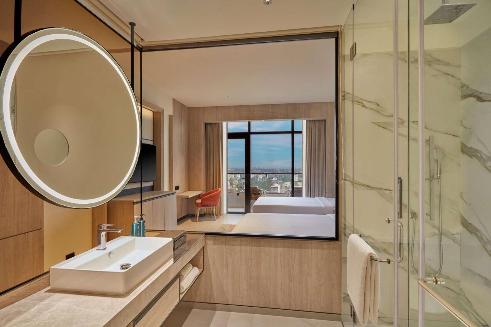 Hilton Gurugram Baani City Centre Гургаон Экстерьер фото