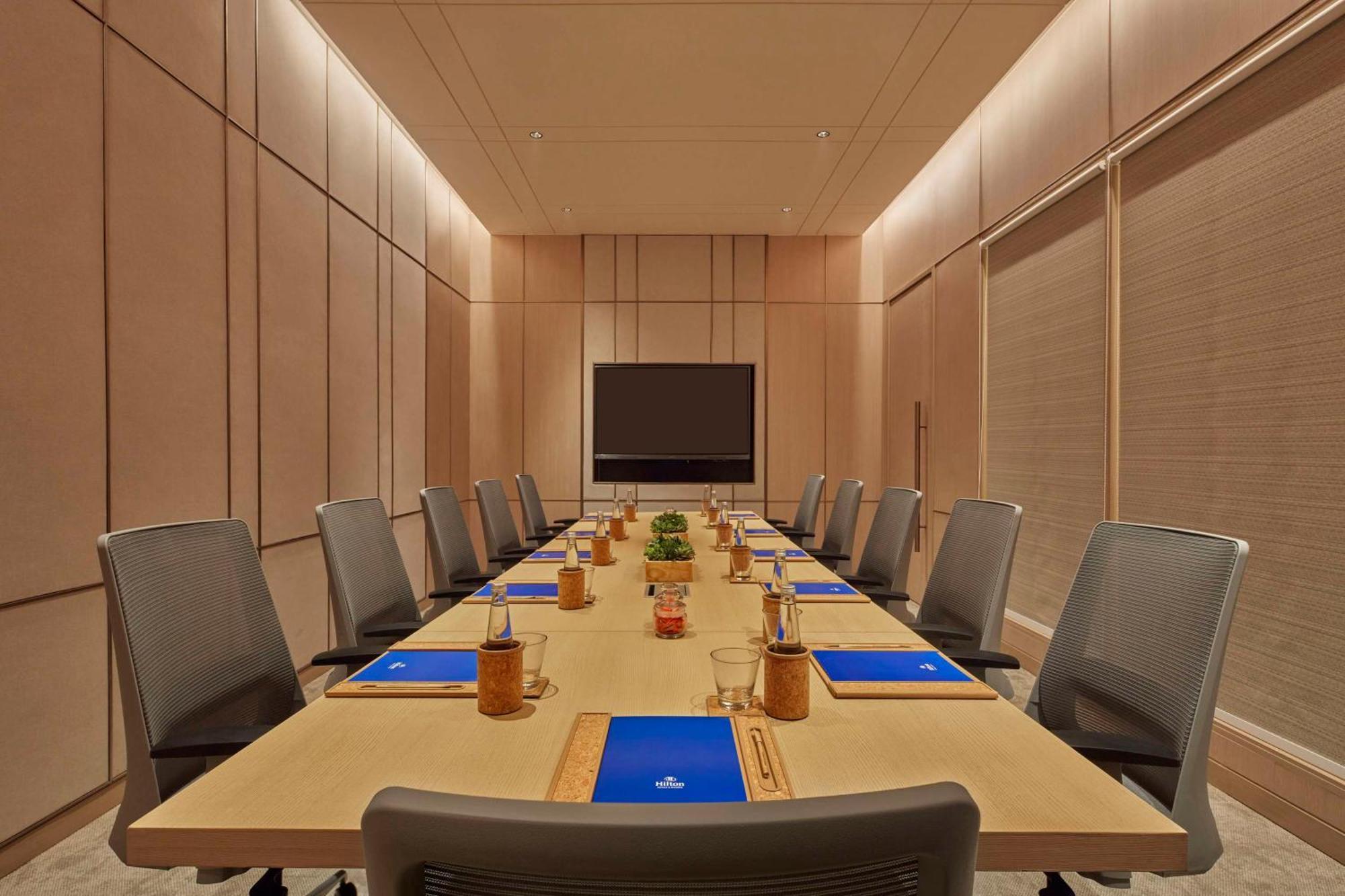Hilton Gurugram Baani City Centre Гургаон Экстерьер фото
