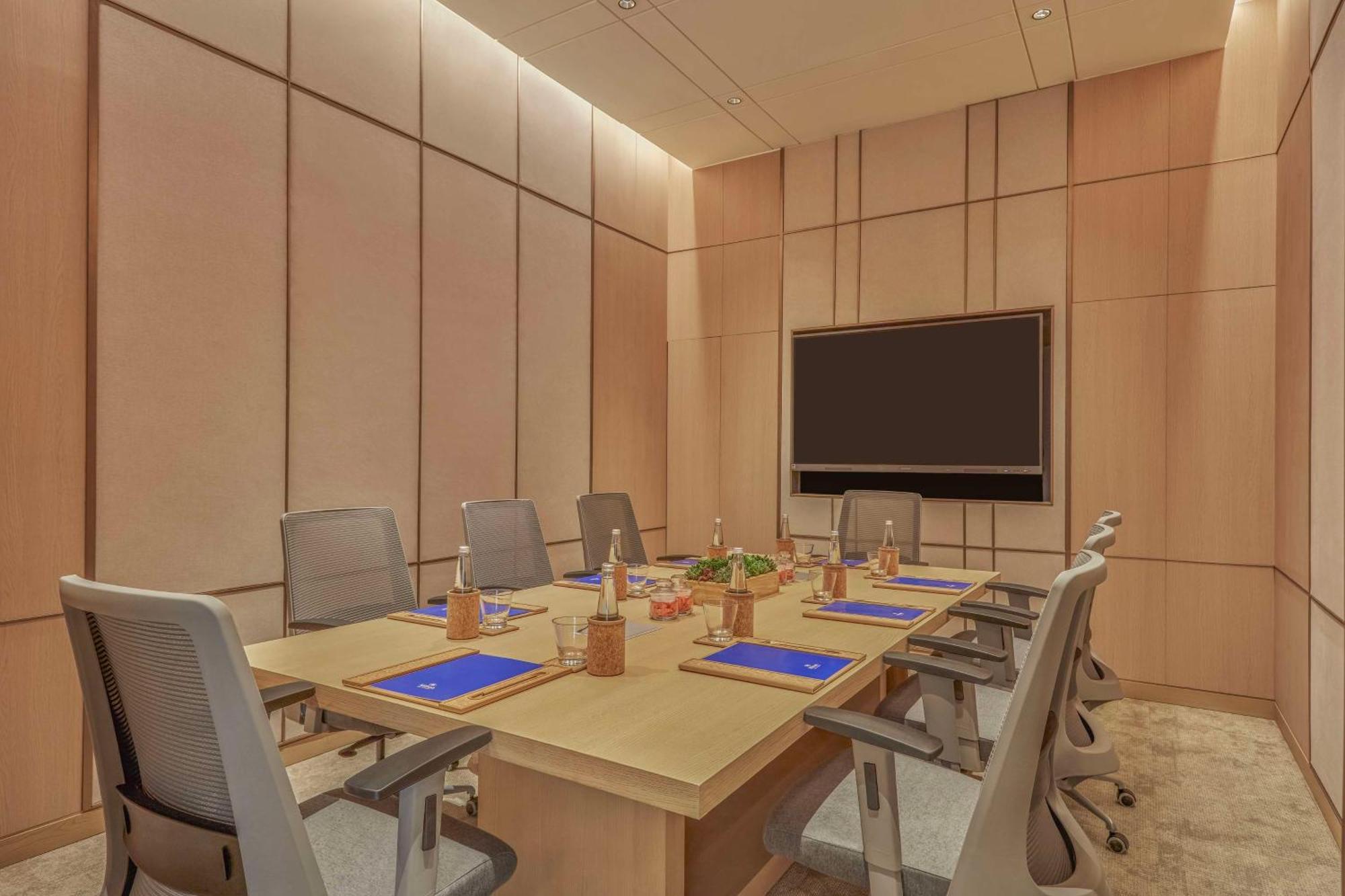 Hilton Gurugram Baani City Centre Гургаон Экстерьер фото