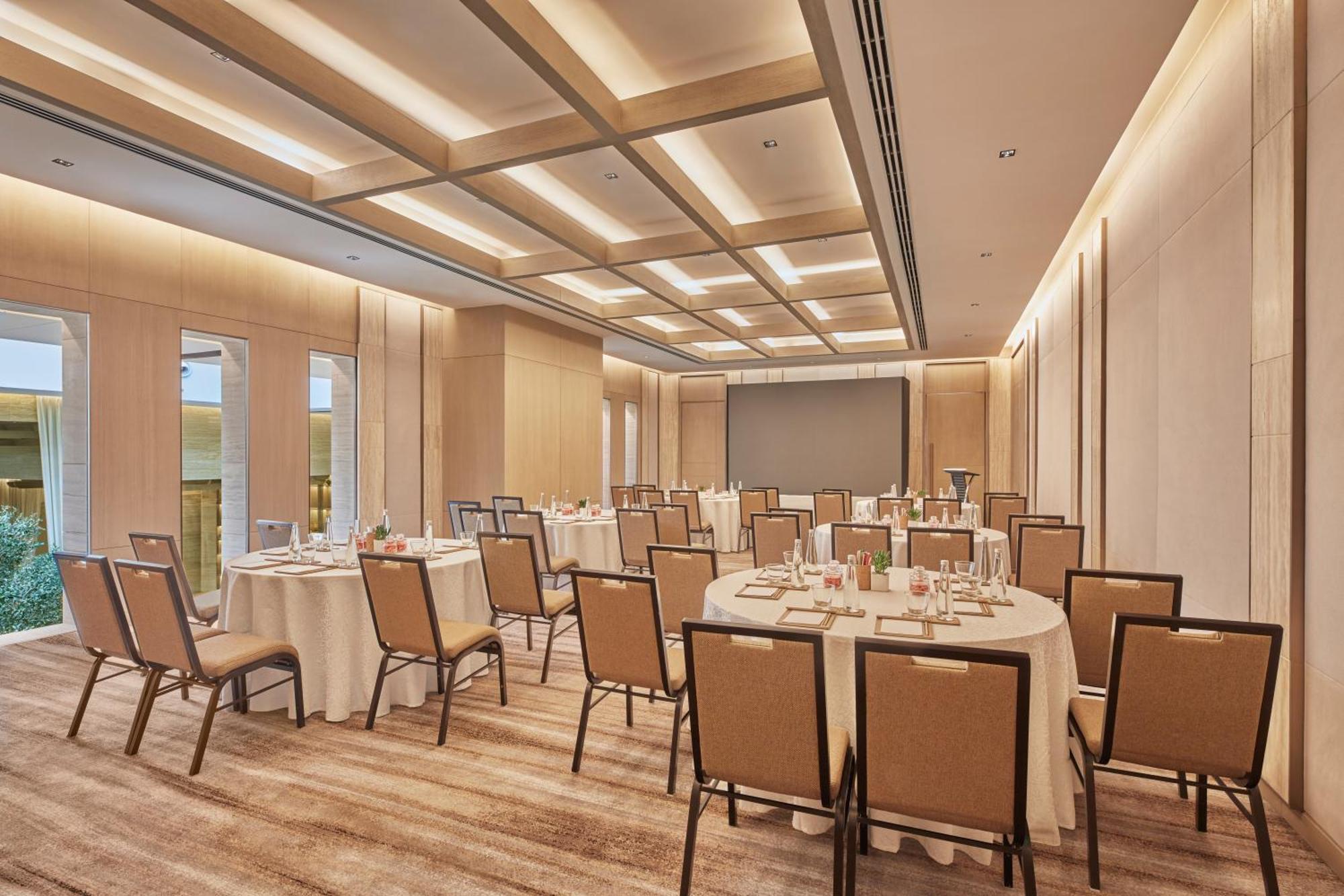 Hilton Gurugram Baani City Centre Гургаон Экстерьер фото