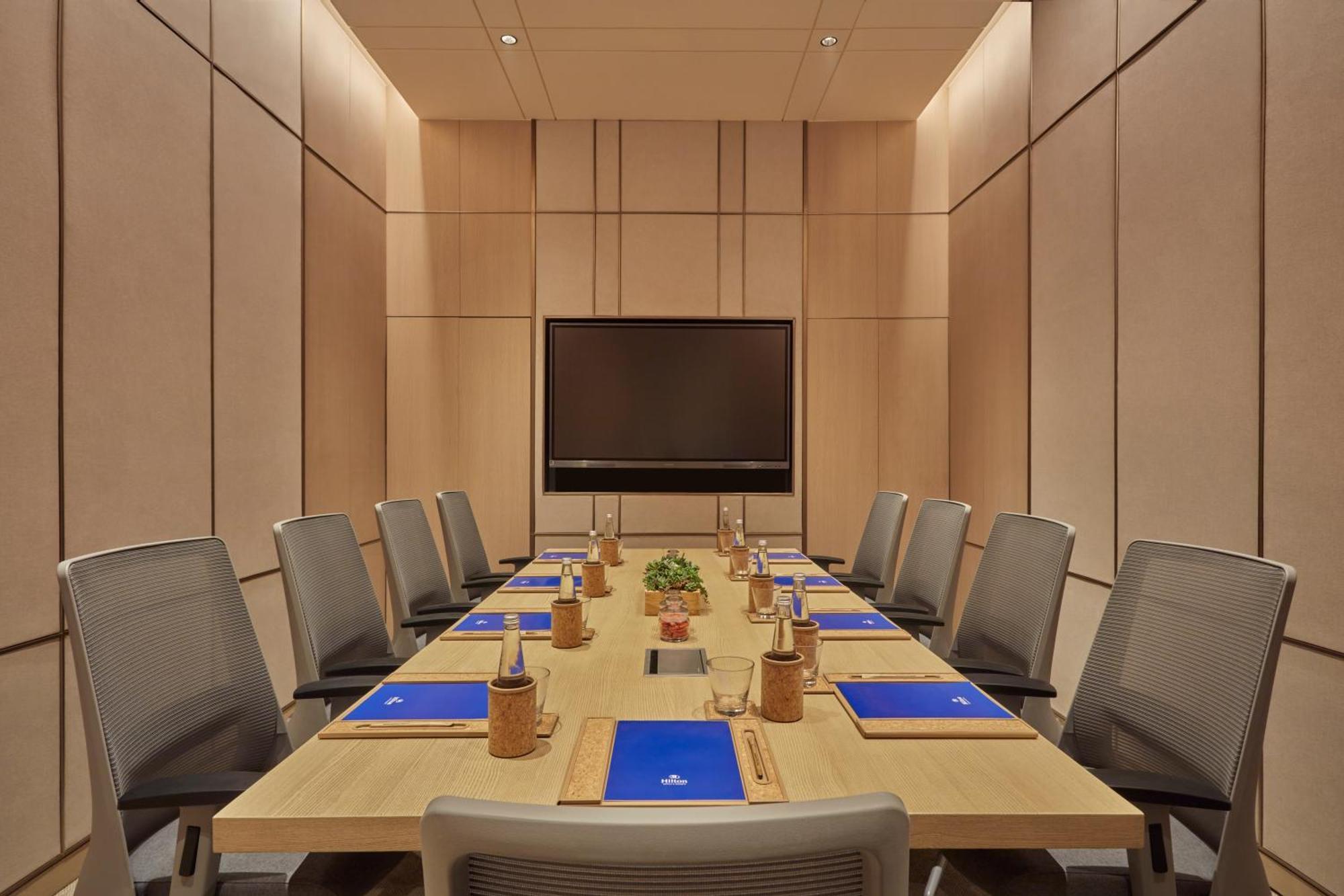 Hilton Gurugram Baani City Centre Гургаон Экстерьер фото