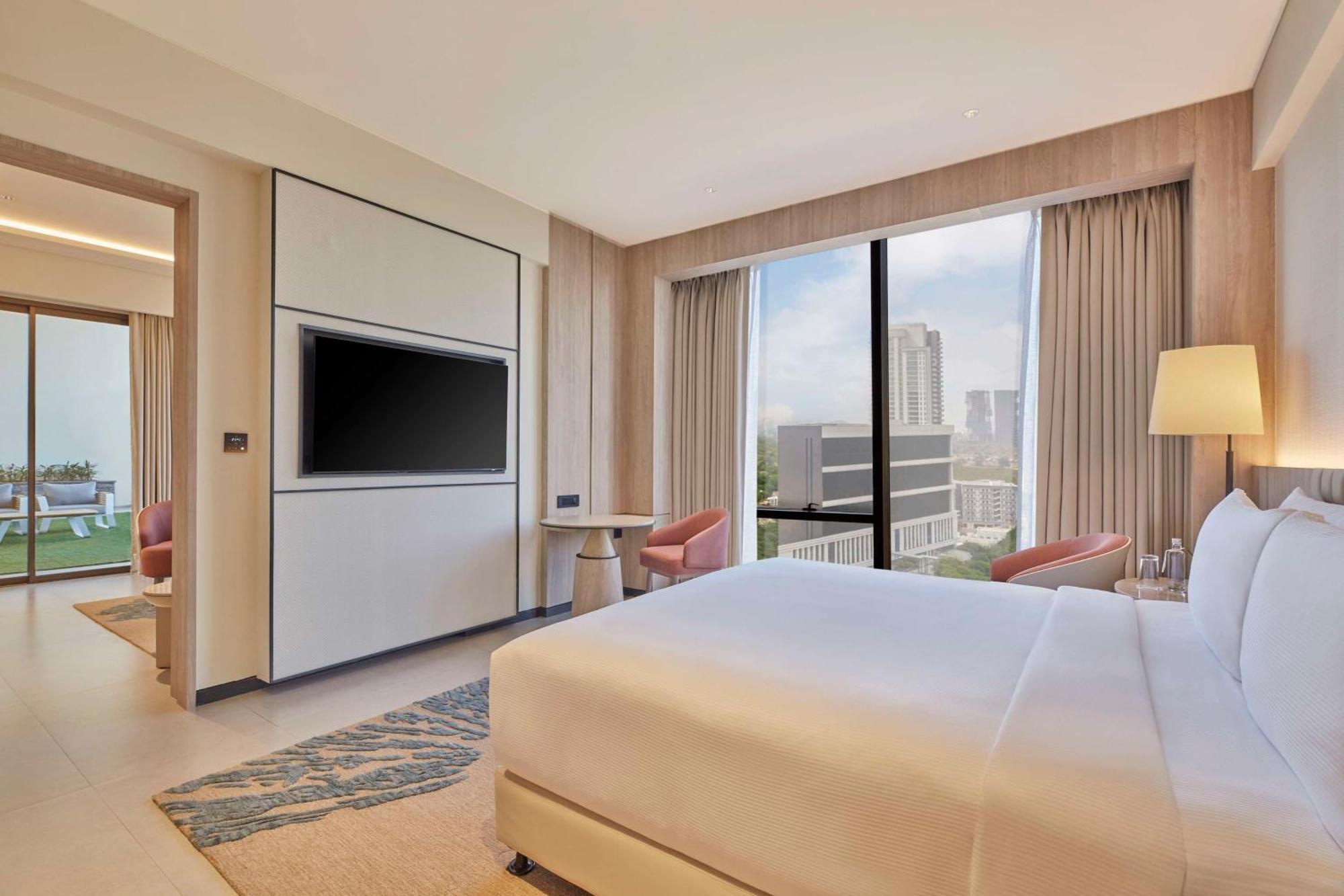 Hilton Gurugram Baani City Centre Гургаон Экстерьер фото