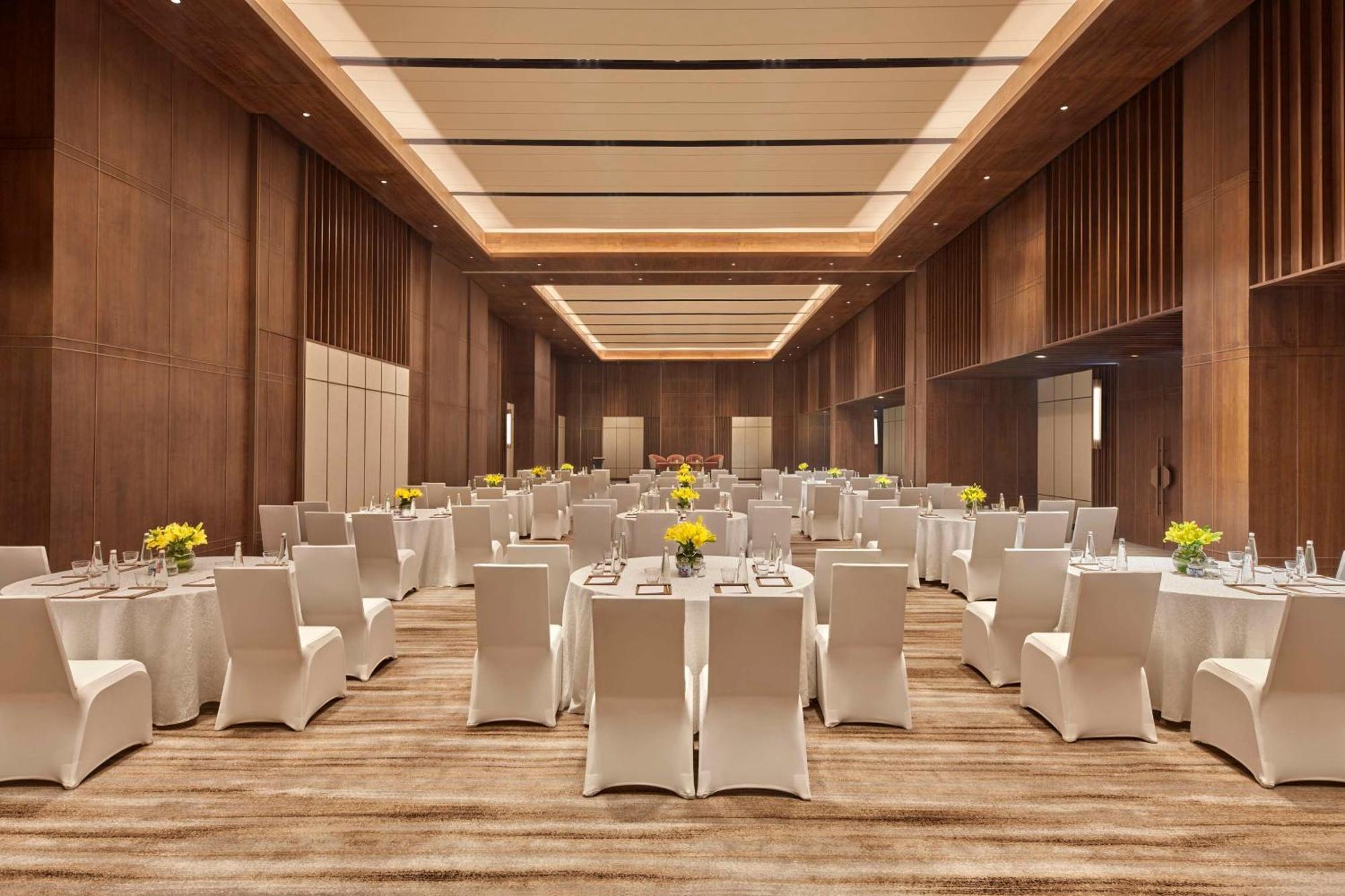 Hilton Gurugram Baani City Centre Гургаон Экстерьер фото