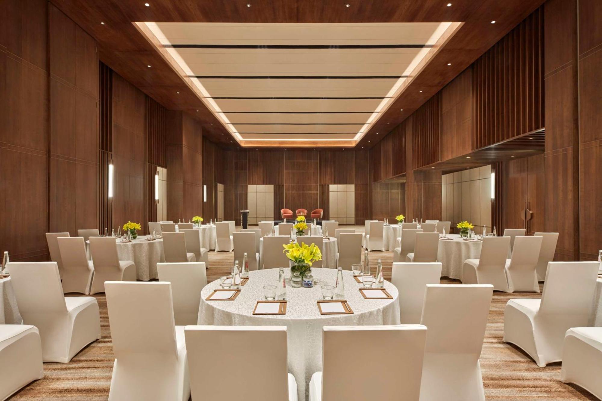 Hilton Gurugram Baani City Centre Гургаон Экстерьер фото