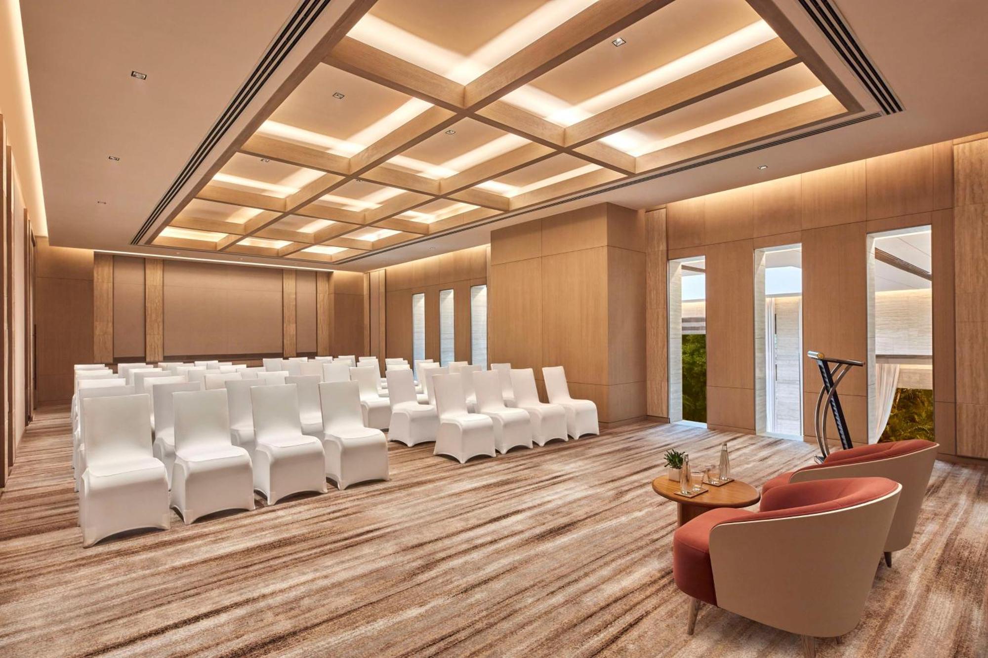 Hilton Gurugram Baani City Centre Гургаон Экстерьер фото