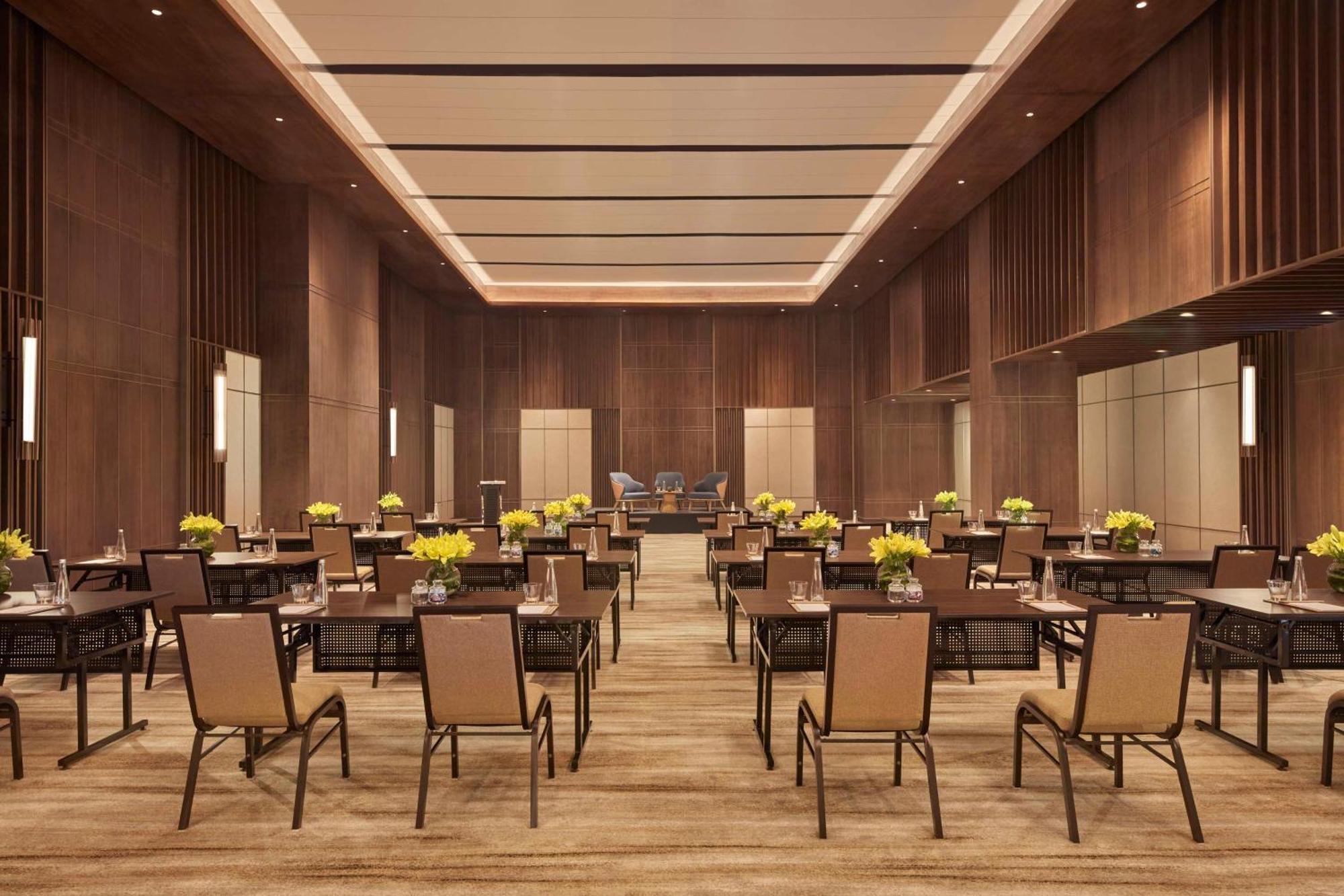 Hilton Gurugram Baani City Centre Гургаон Экстерьер фото