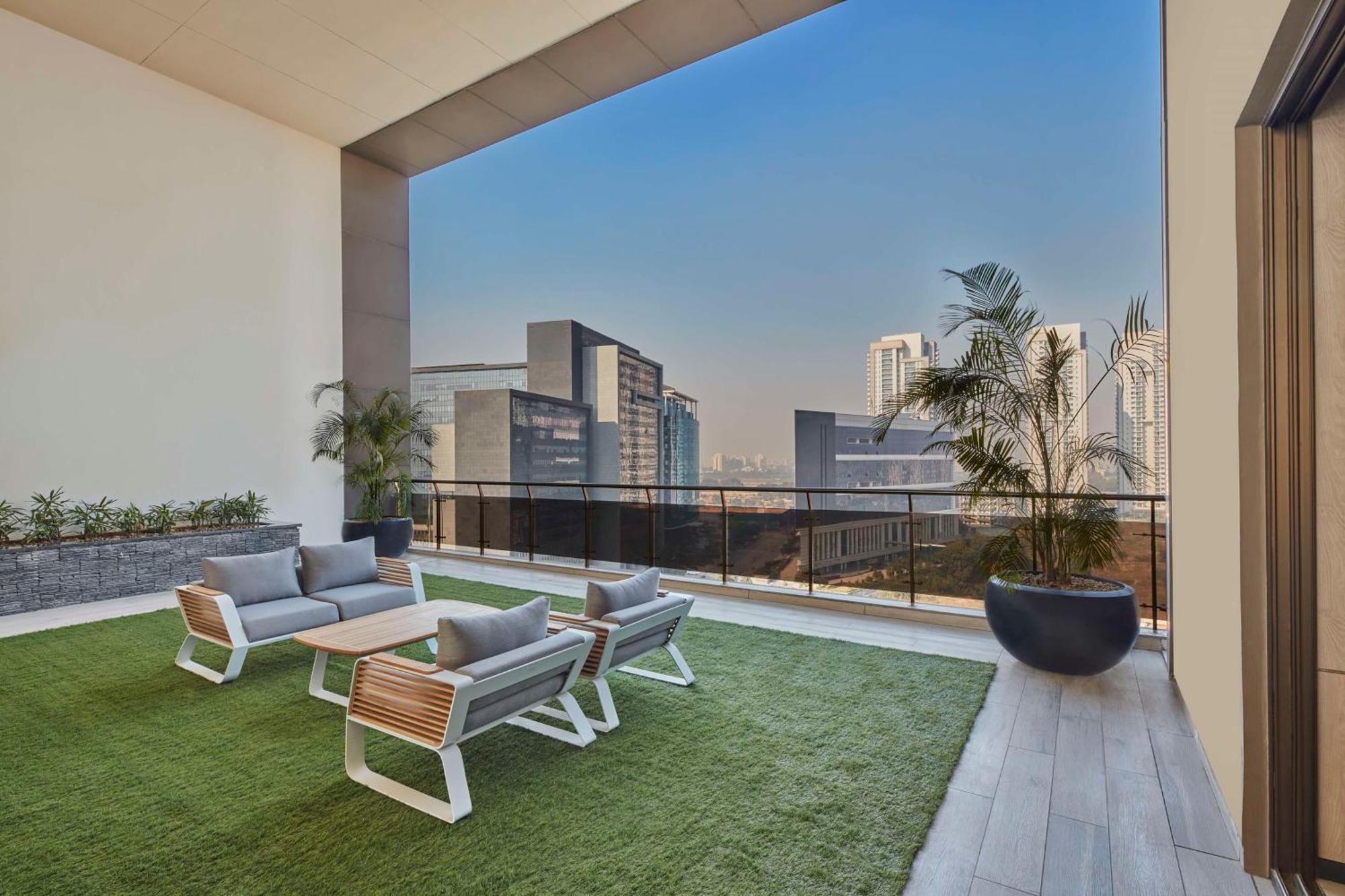 Hilton Gurugram Baani City Centre Гургаон Экстерьер фото